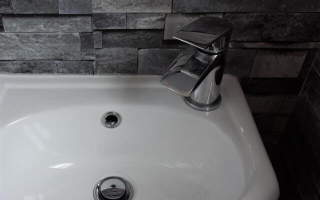 1 Bedroom Apartment with Free Parking