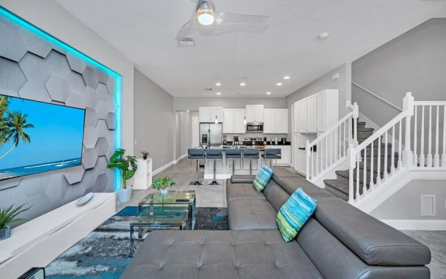 Vibrant Townhome w Private Pool, near Disney