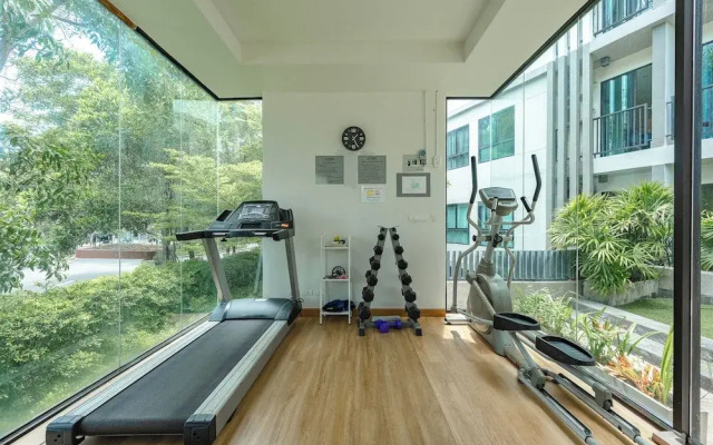 Chic Condo Near Shops & Nightlife C203