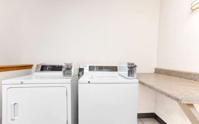 Super 8 by Wyndham Gainesville I-75 Hospital University Area