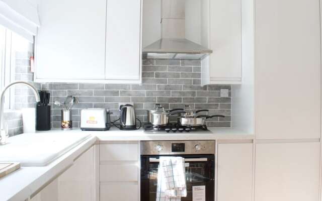 Newly Refurbished 2 Bedroom Bermondsey House