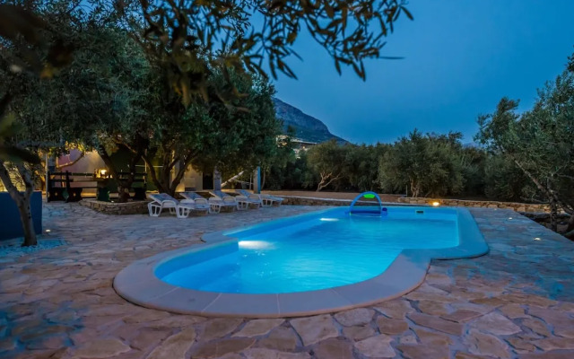 Luxury Private Villa Complex With Pool and Jacuzzi