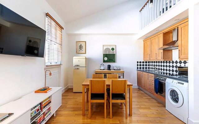 Stylish Chelsea Flat With Luxe Comfort & Charm