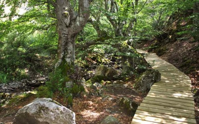 Rustic, 3-bedroom House in Villamanín With a Furnished Terrace, Garden