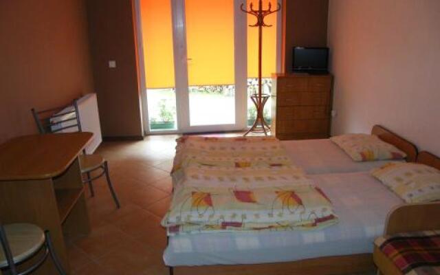 Pokoje Gościnne "Pod Klonem"