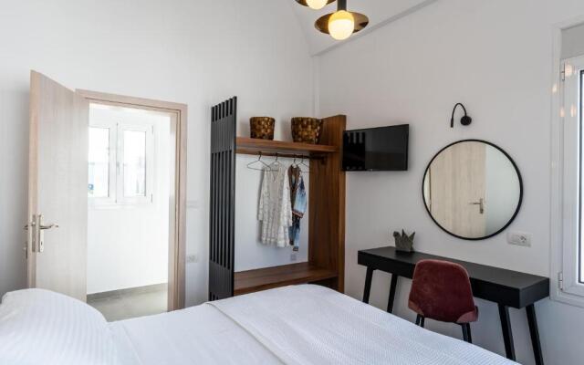 Thira Gold Suites