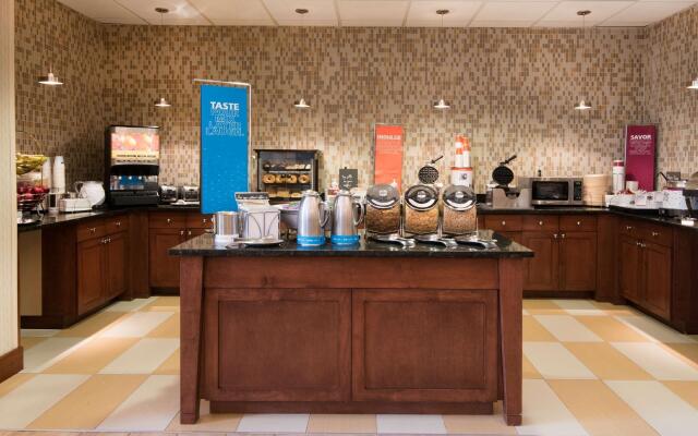 Hampton Inn & Suites Newark-Harrison-Riverwalk