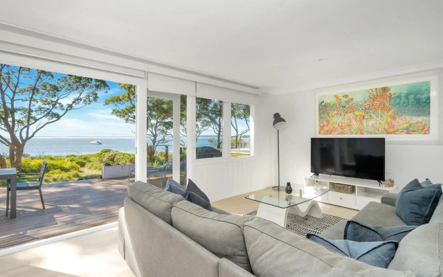 On The Beach at Vincentia 4pm Check Out Sundays