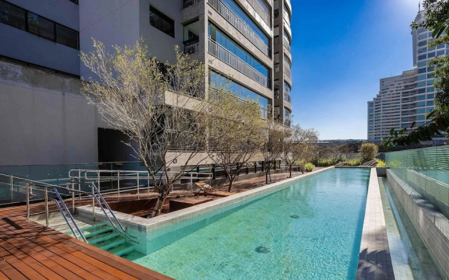 Apt w/ Balcony, Minutes From the Subway Ctb2405