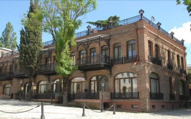 Hotel Pirosmani