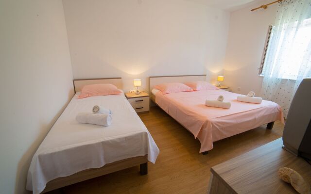 Apartment Zora - with large garden terrace: A Donji-Polanda Supetar, Island Brac