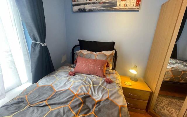 Impeccable 4-bed Home Away From Home in Swindon