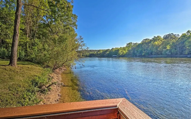 'riverside Hide-a-way' w/ Patio, Bbq, Fishing Pier
