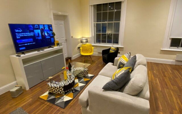Luxury High Street Apartment