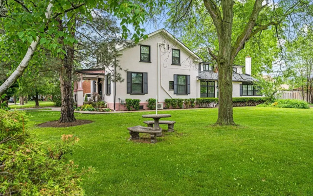 Private Studio Apartment in Burlington - U5