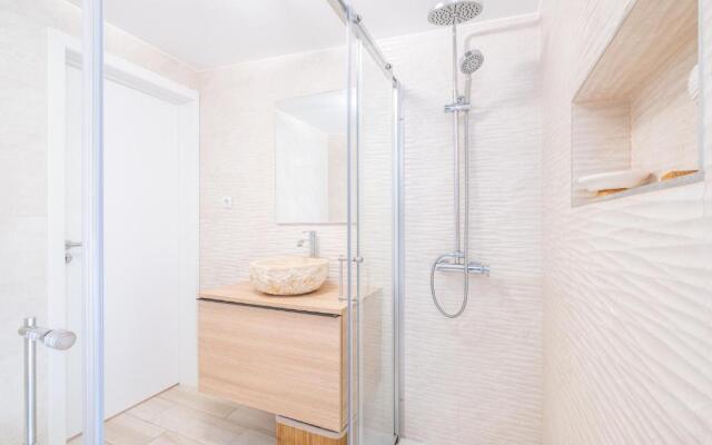 Luxurious Seaview Apartment with pool 5min Beach