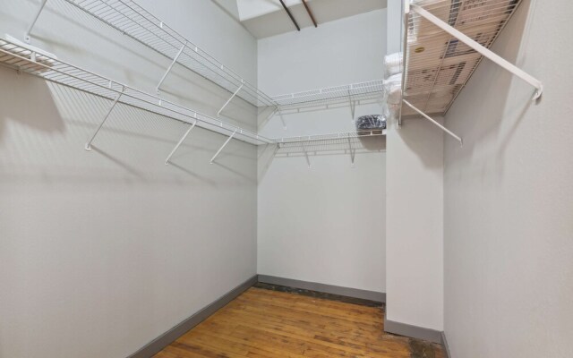 Spacious 2BR Downtown Retreat