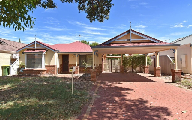 Redcliff Home Close to City & Airport
