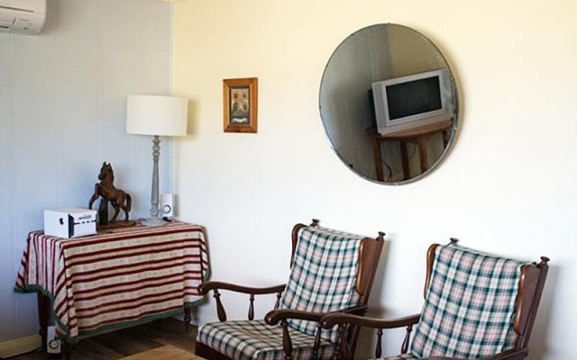 The Wattle Lodge – Guest Rooms – Glendon Brook