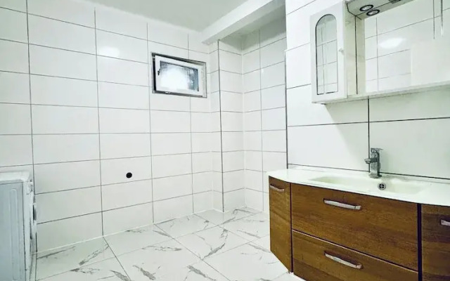 Cozy 3BR Apt with Garden Sleeps 10