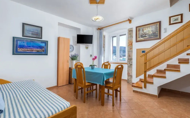 Apartment in Cres With Sea View and Old Town