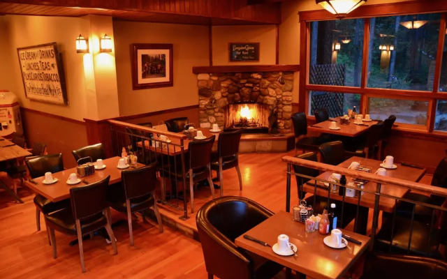 Johnston Canyon Lodge and Bungalows