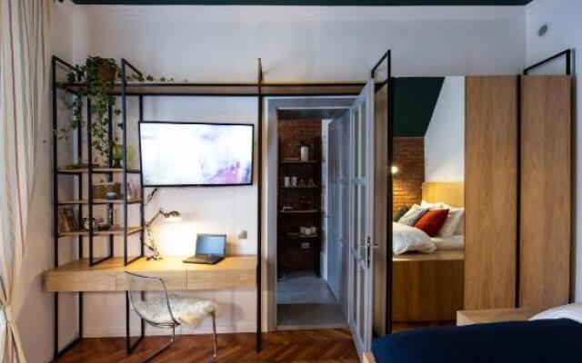 Old Town Courtyard Apartment with private parking