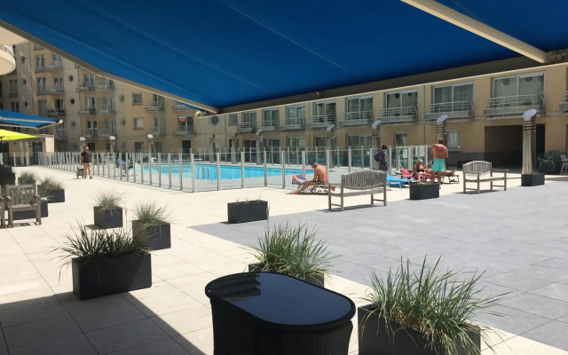 Studio 4 pers met Frontaal Zeezicht & privé zwembad Oostende