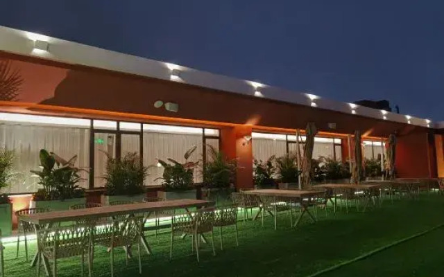 Dongguan Tangxia Baifeilin Hotel (South High-speed Railway Station)