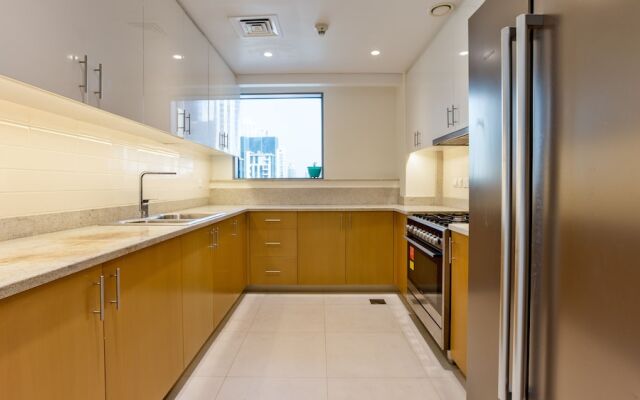 Luxury StayCation - Huge 2 Bedroom Lav