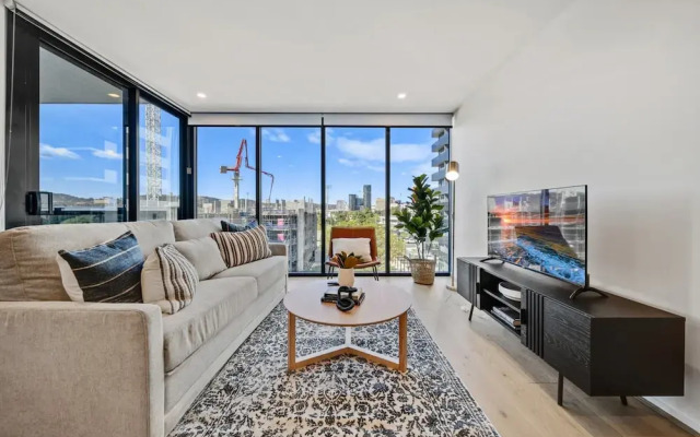 Chic 1-bed With Sophisticated Decor,