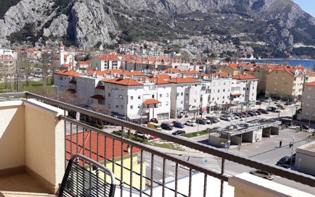 Apartment Zdravko - with parking : A1 Omis, Riviera Omis