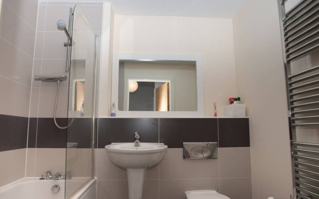 2 Bedroom Apartment With Private Parking in Bristol
