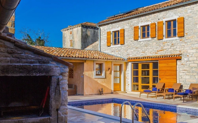 Beautiful Villa Consisting of two Houses With Private Pool, Near Pula and Beach