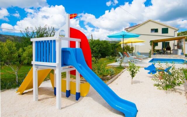 Remarkable 5-bed Villa in Labin