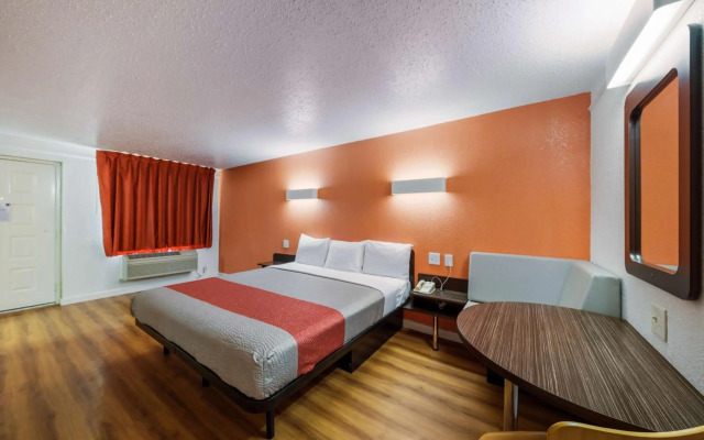 Motel 6 Dallas, TX - Farmers Branch