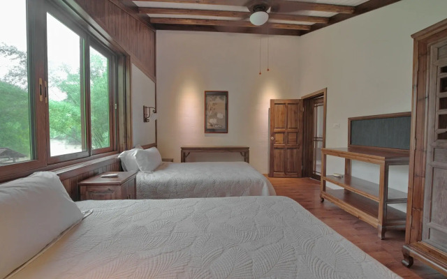 Yangshuo Mountain Retreat