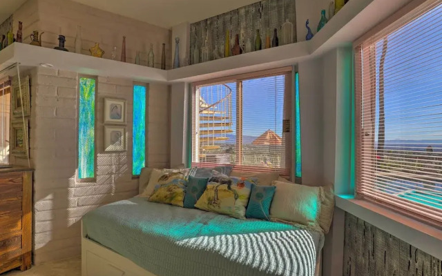 Tucson Retreat w/ Superb Mountain Views & Pool!