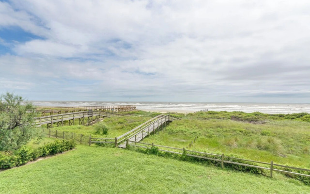 Oceanfront Home w/ Beach Access in Galveston