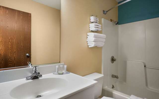 Super 8 by Wyndham Peoria East