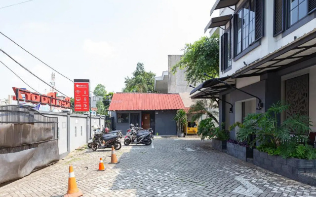 RedDoorz Plus near Mall Slipi Jaya