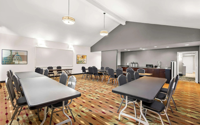 Best Western Luxbury Inn Fort Wayne