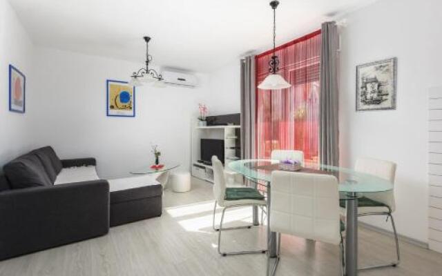 Mirjana House with Apartments