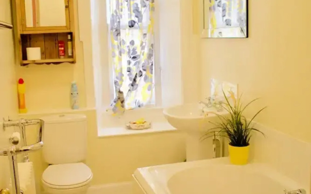 2 Bedroom Stockbridge Flat
