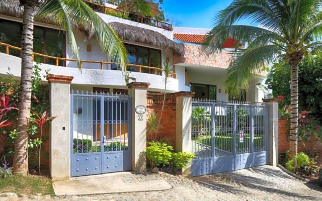 Villa Kiwi. Huge Pool, Steps To Town n Beach. 6 plus BRM 7.5 BTH 3 KCN