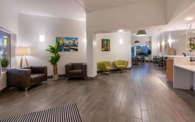 Super 8 by Wyndham Winnipeg West