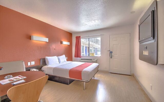 Motel 6 San Antonio, TX - Fiesta Trails