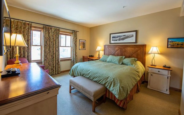 Lodge at Mountaineer Square