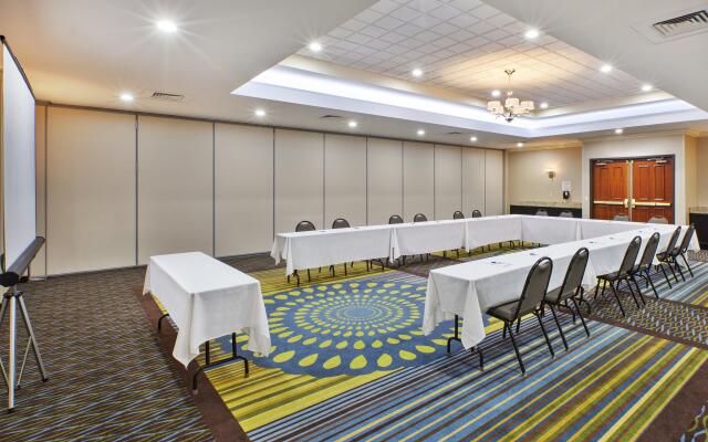 Holiday Inn Express Hotel & Suites Belleville by IHG