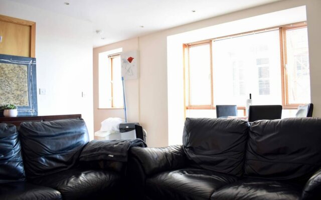 Spacious Ifsc 2 Bedroom Flat With Balcony